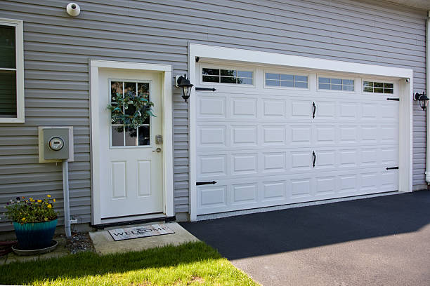 24/7 Emergency Garage Door Panel Replacement experts in Skidmore, TX